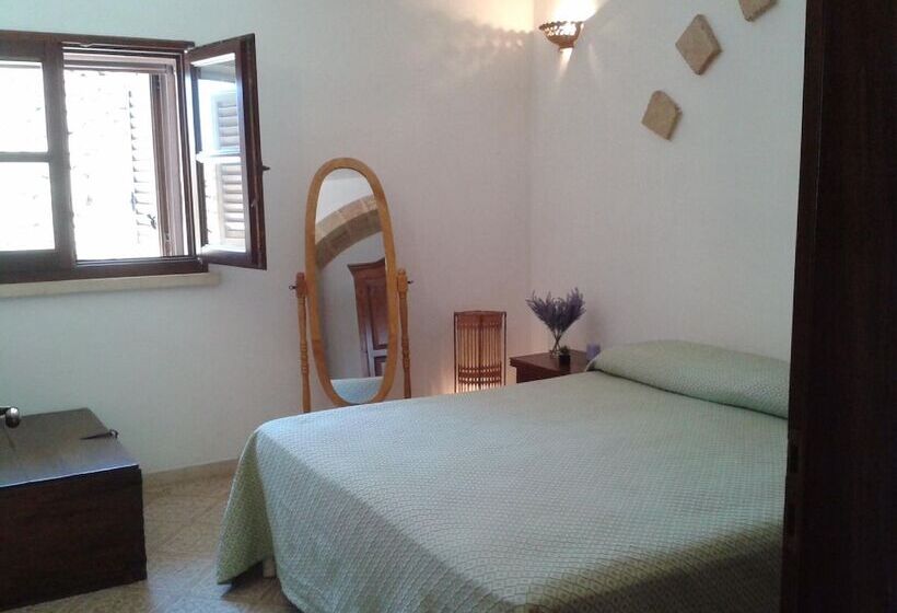 Mirto Sopra Casa In Pietra Sul Mare