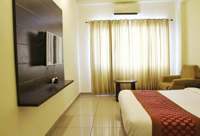 בית מלון כפרי Sarovar Grand