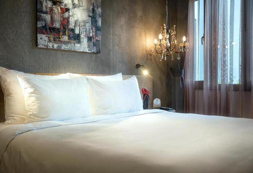 Bespoke Trendy Hotel Hanoi