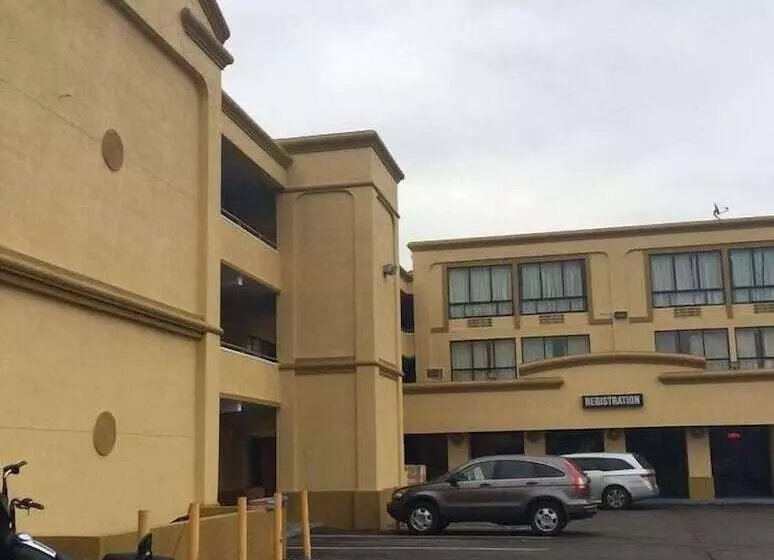 Отель Diamond Inn & Suites