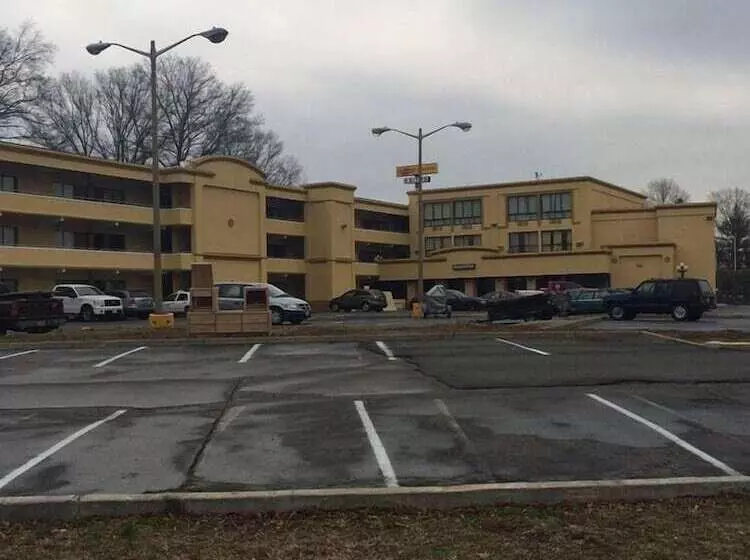 Отель Diamond Inn & Suites