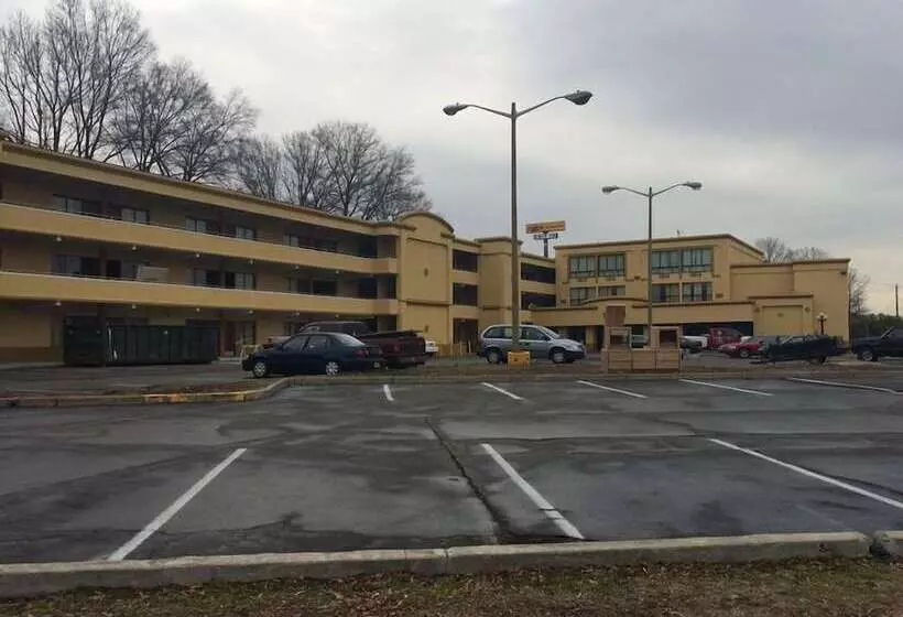 Отель Diamond Inn & Suites