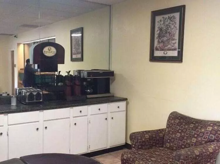 Отель Diamond Inn & Suites