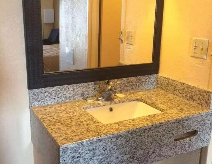 Отель Diamond Inn & Suites