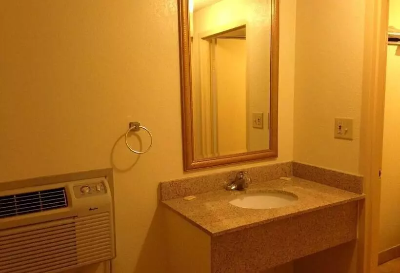 Отель Diamond Inn & Suites