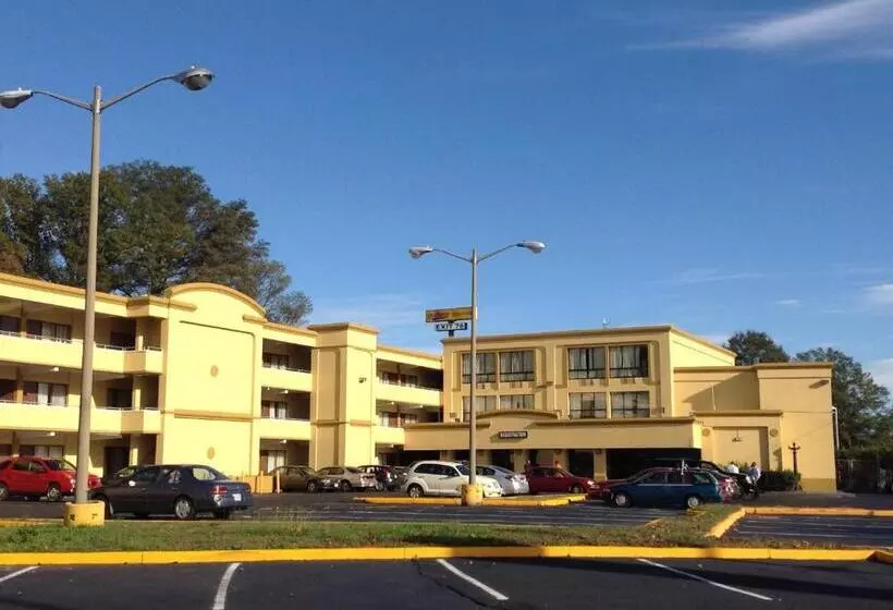 Отель Diamond Inn & Suites