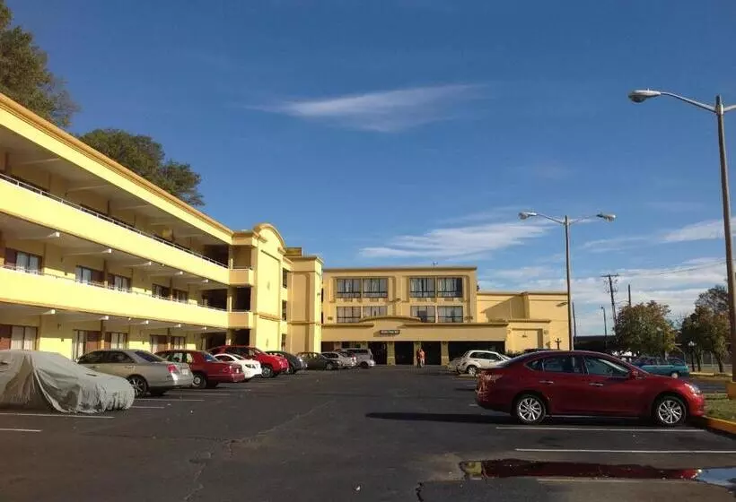 Отель Diamond Inn & Suites