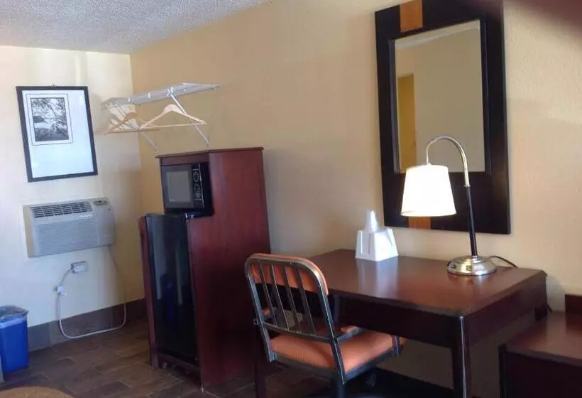 Отель Diamond Inn & Suites