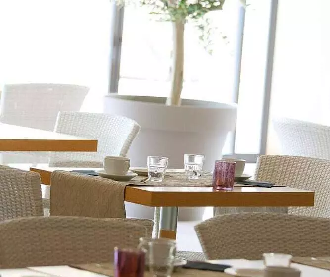 Отель Hôtel Côté Ventoux