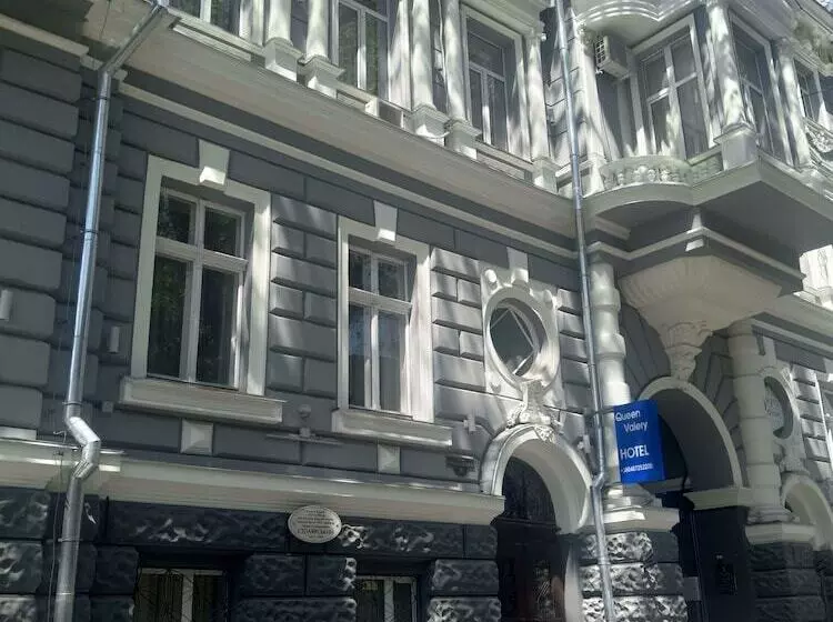 هتل Queen Valery
