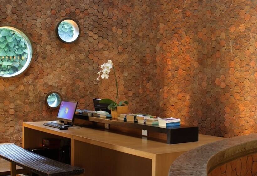 ホテル Cross Paasha Bali Seminyak