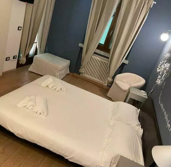 Majatalo Elegante Camera Matrimoniale Con Balcone A 500 Mt Dal Mare