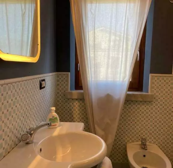 Majatalo Elegante Camera Matrimoniale Con Balcone A 500 Mt Dal Mare