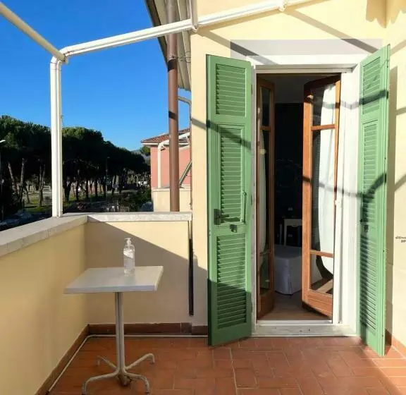 Majatalo Elegante Camera Matrimoniale Con Balcone A 500 Mt Dal Mare