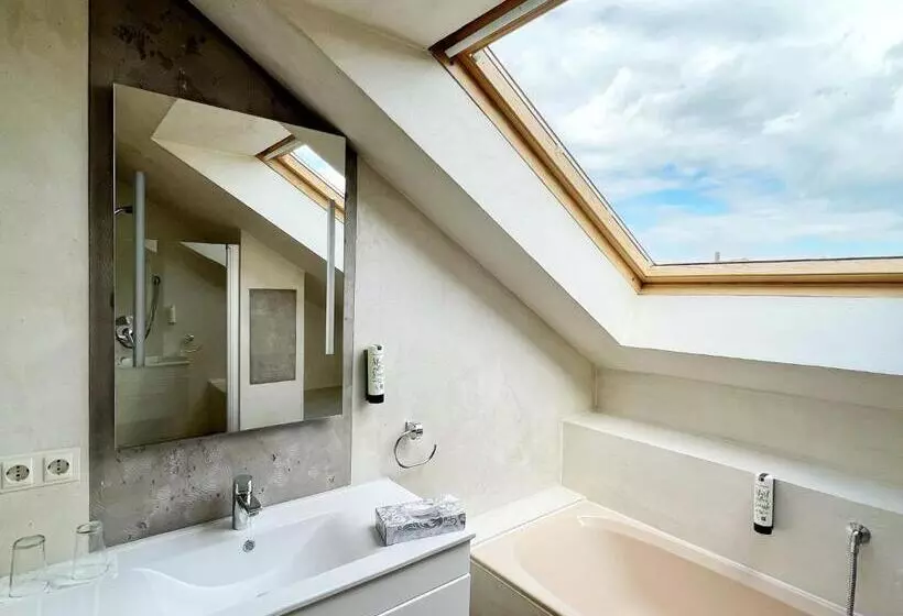 هتل Hellers Twenty Four I 24hcheckin