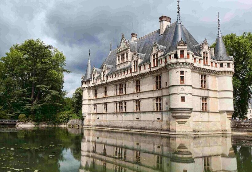 Отель Hôtel Restaurant Chambre Insolite Spa   Le Xii De Luynes