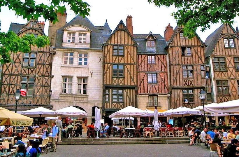 Отель Hôtel Restaurant Chambre Insolite Spa   Le Xii De Luynes