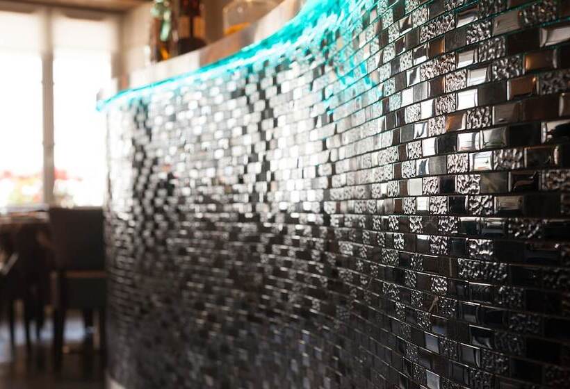 Отель Hôtel Restaurant Chambre Insolite Spa   Le Xii De Luynes