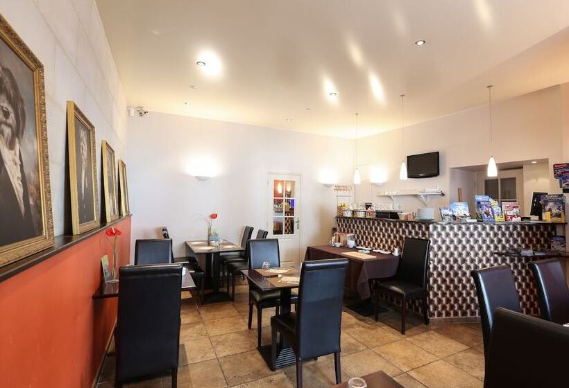 Отель Hôtel Restaurant Chambre Insolite Spa   Le Xii De Luynes