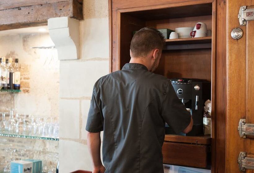 Отель Hôtel Restaurant Chambre Insolite Spa   Le Xii De Luynes