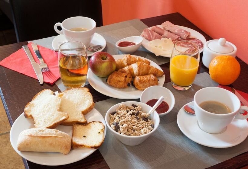 Отель Hôtel Restaurant Chambre Insolite Spa   Le Xii De Luynes