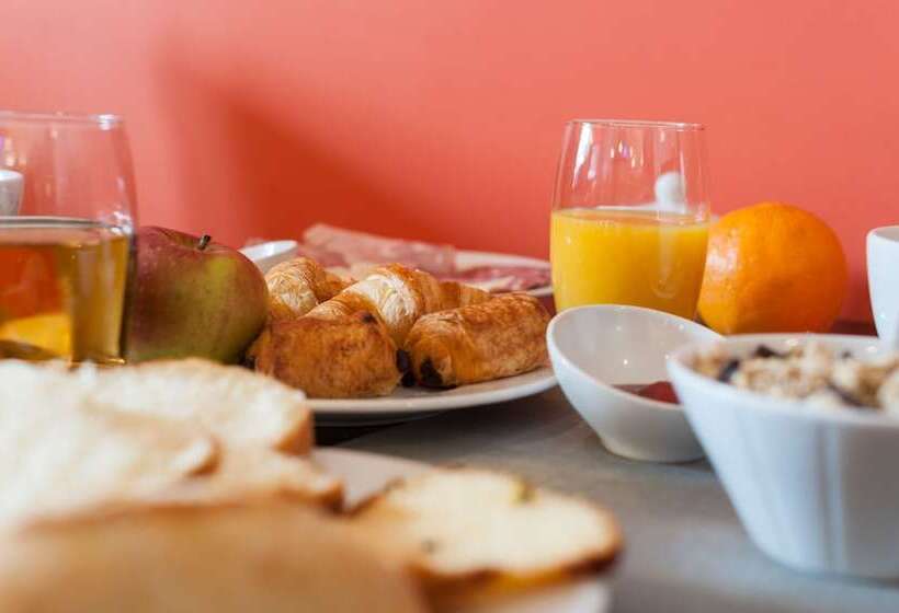 Отель Hôtel Restaurant Chambre Insolite Spa   Le Xii De Luynes