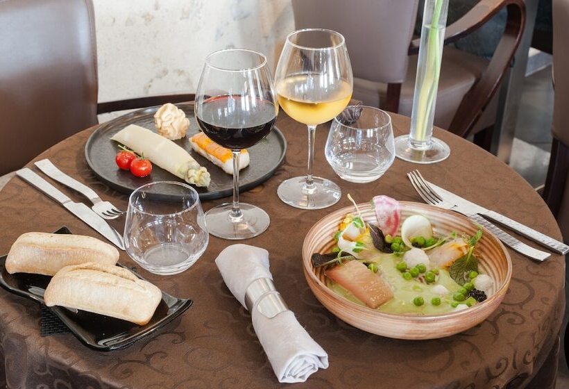 Отель Hôtel Restaurant Chambre Insolite Spa   Le Xii De Luynes