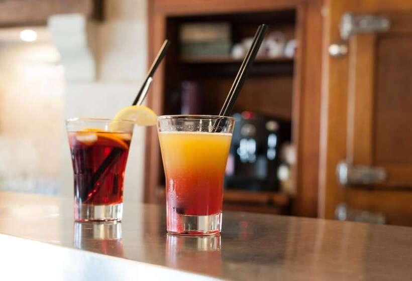 Отель Hôtel Restaurant Chambre Insolite Spa   Le Xii De Luynes