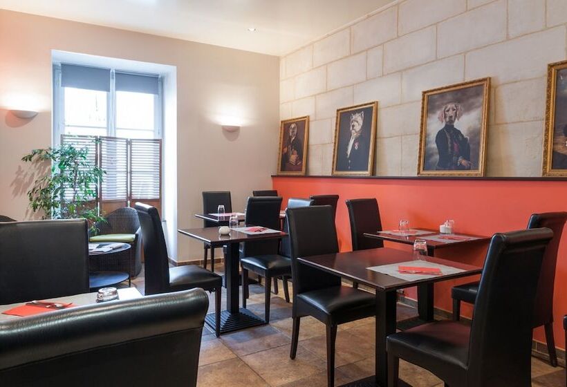 Отель Hôtel Restaurant Chambre Insolite Spa   Le Xii De Luynes