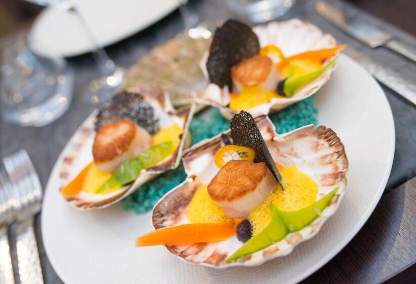 Отель Hôtel Restaurant Chambre Insolite Spa   Le Xii De Luynes