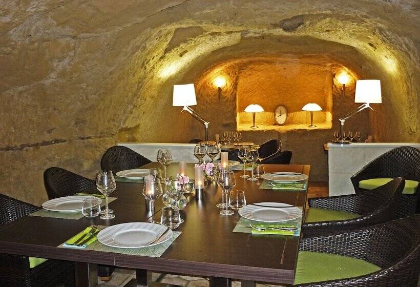 Отель Hôtel Restaurant Chambre Insolite Spa   Le Xii De Luynes