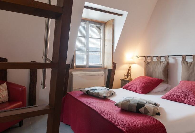 Отель Hôtel Restaurant Chambre Insolite Spa   Le Xii De Luynes