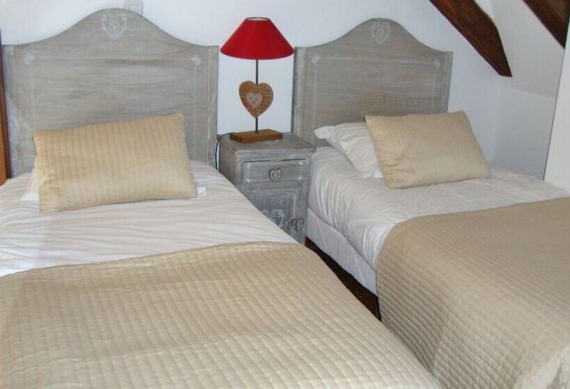 Отель Hôtel Restaurant Chambre Insolite Spa   Le Xii De Luynes