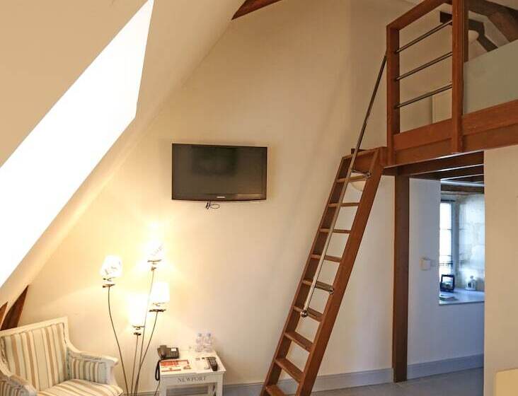 Отель Hôtel Restaurant Chambre Insolite Spa   Le Xii De Luynes