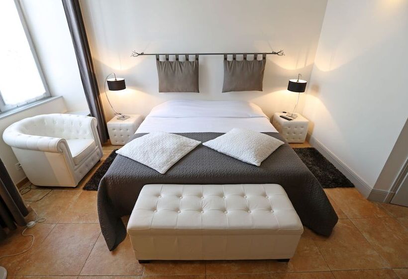 Отель Hôtel Restaurant Chambre Insolite Spa   Le Xii De Luynes