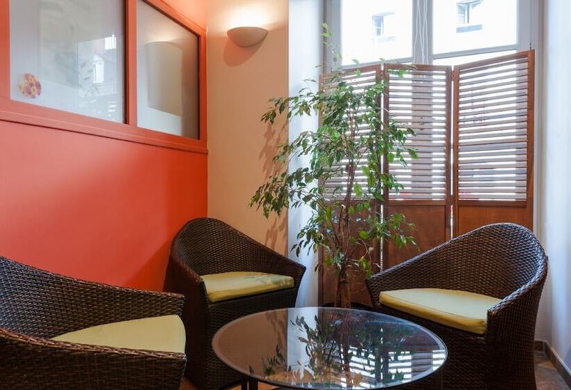 Отель Hôtel Restaurant Chambre Insolite Spa   Le Xii De Luynes