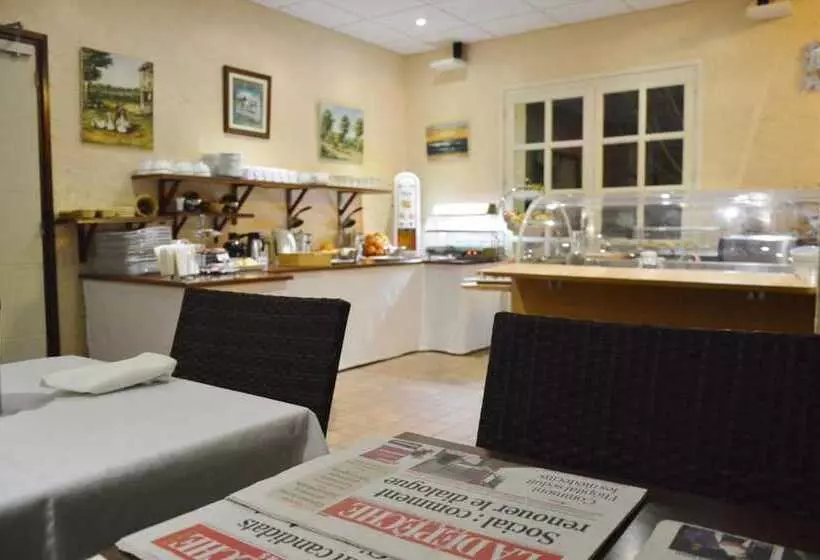 فندق Logis Hôtel & Restaurant Le Fleurance