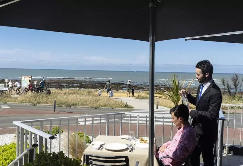 호텔 Logis Hôtellerie Les Brisants , Restaurant J M Perochon