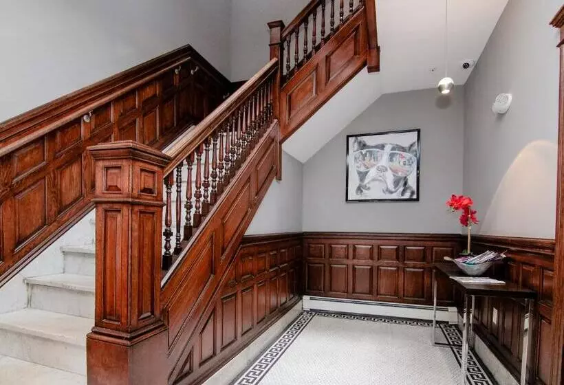 A Stylish Stay With A King Bed And Heated Floors #27