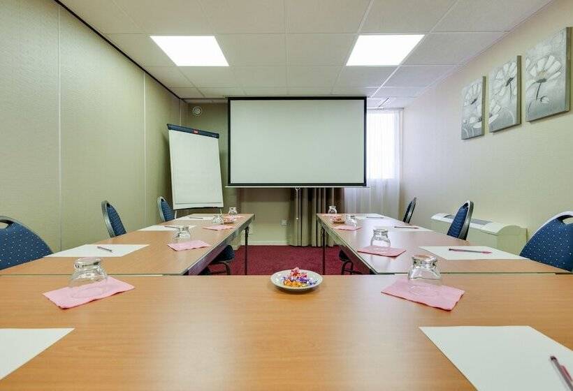 Отель De L Isle  L Isle D Abeau