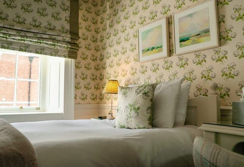 Отель The Swan At Tarporley