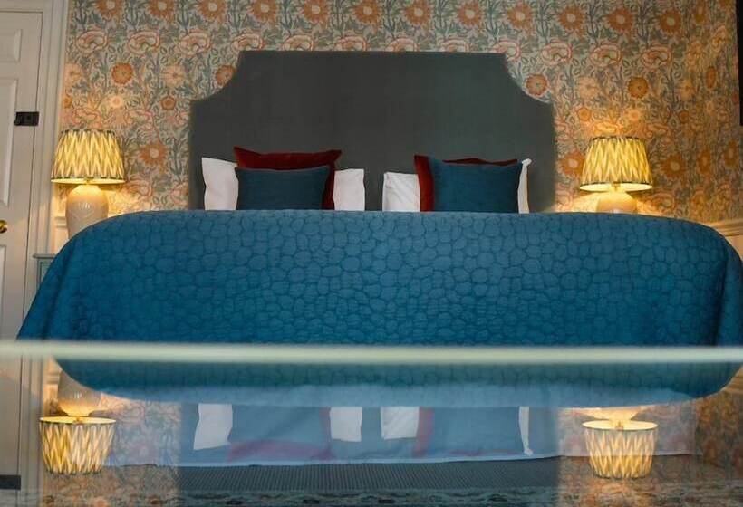 Отель The Swan At Tarporley