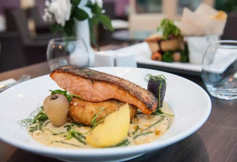 Llanwenarth Hotel & Riverside Restaurant