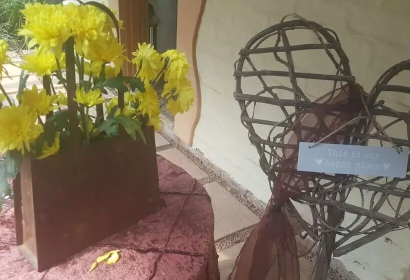 تختخواب و صبحانه Since 2006 African Silhouette Offers Safe, Tranquil And Highly Recommended Stays