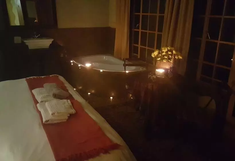 تختخواب و صبحانه Since 2006 African Silhouette Offers Safe, Tranquil And Highly Recommended Stays