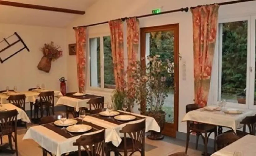 Отель Hôtel De Courteilles