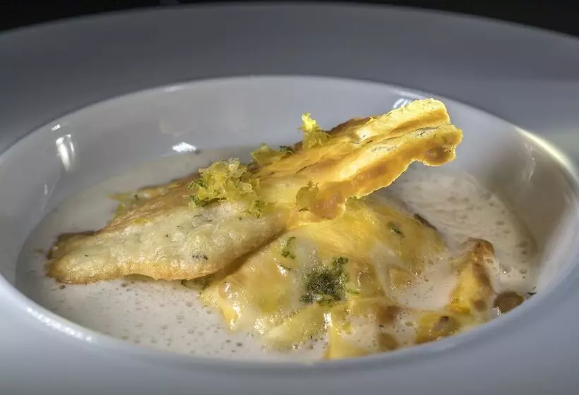 Отель Hôtel Restaurant Les 2 Rives   Logis Hôtels