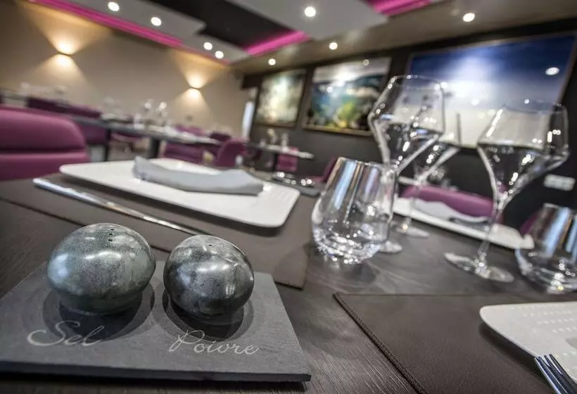 Отель Hôtel Restaurant Les 2 Rives   Logis Hôtels