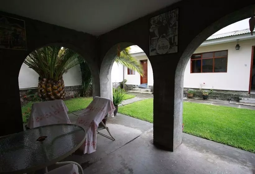 هتل Travellers Inn