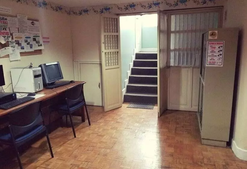هتل Travellers Inn